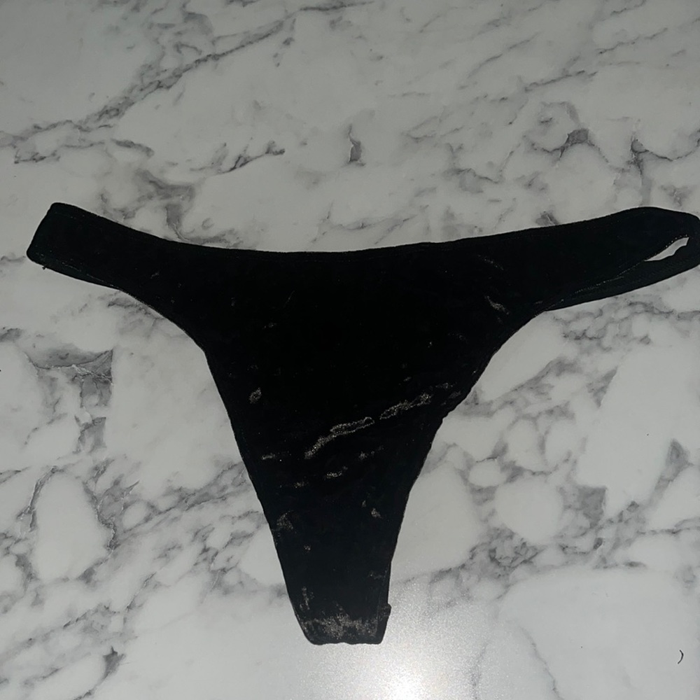 Black velour thongs ❤️